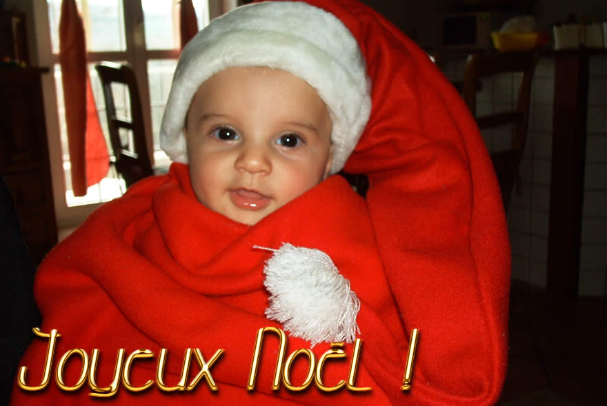 Image d'un enfant déguisé en Père Noël